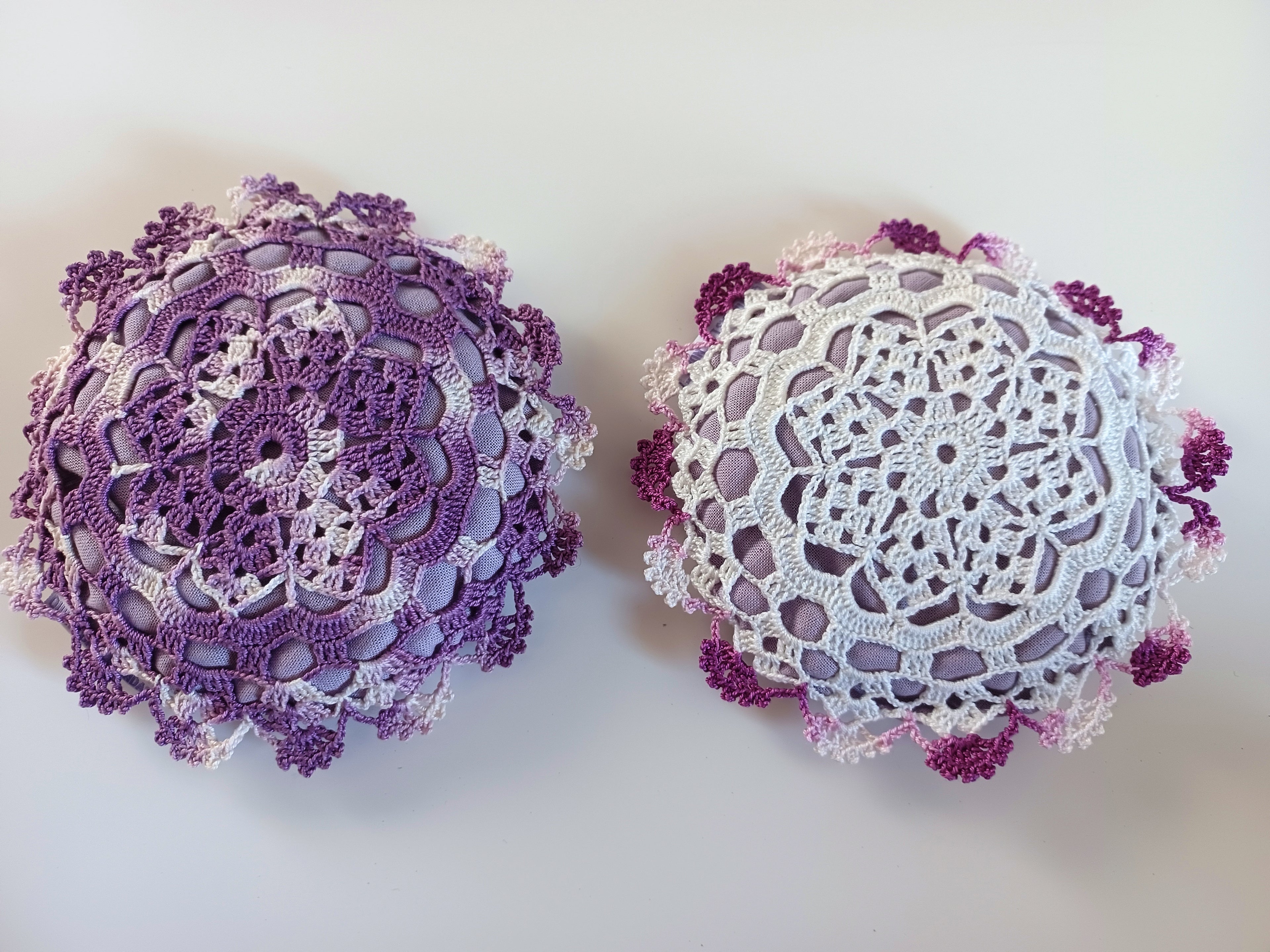 Coussin redondo em crochet e tecido